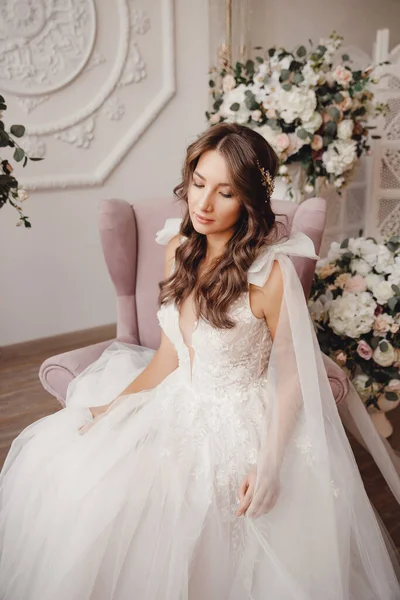 Schöne junge Frau im weißen Hochzeitskleid lächelt — Stockfoto