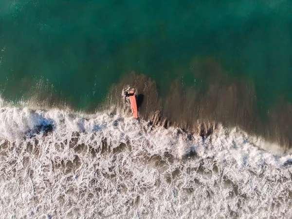 Día soleado. Surfista a bordo entra en el agua verde. Vista superior — Foto de Stock