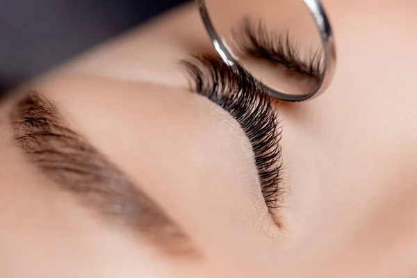 Eyelash extension procedure. Classic volume black fake long lashes beautiful female eyes — Stock Photo, Image