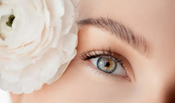 Wimper uitbreiding procedure microblading voor ogen vrouw in schoonheidssalon — Stockfoto