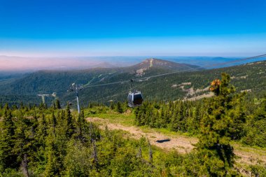 Yazın Sheregesh kaldırma tesisi, dağ ve otellerin manzarası, Rusya 'nın Kemerovo bölgesi havadan manzarası
