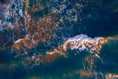 Okyanustaki arkaplan dalgaları, açık deniz suları, günbatımı, gökyüzü manzarası