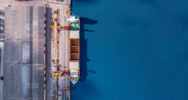 Kargo gemisi iskeleden yükleme limanına. Felç olmuş deniz piyadesi manevrası sırasında lojistik eksikliği.