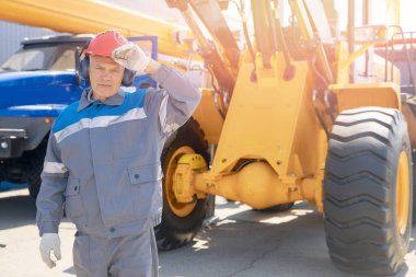 Açık maden ocağında kömür taşıyan sarı kamyonet. Sektör çalışanı kavramı