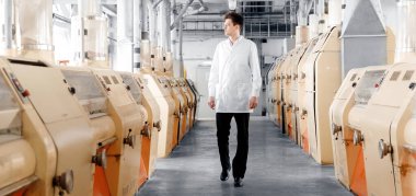 Buğday ve mısır gevreğinden un üretimi için otomatikman modern değirmen operatörü