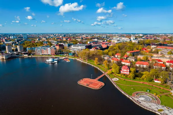 Luchtfoto bovenaanzicht stadsgezicht Kaliningrad Rusland bovenste ronde meer — Stockfoto