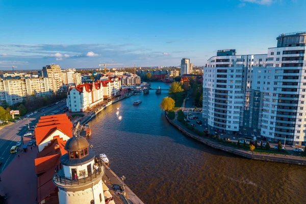 Město Kaliningrad Rusko Rybaření Village západ slunce letní den rekreační turistické lodi, letecký top view — Stock fotografie