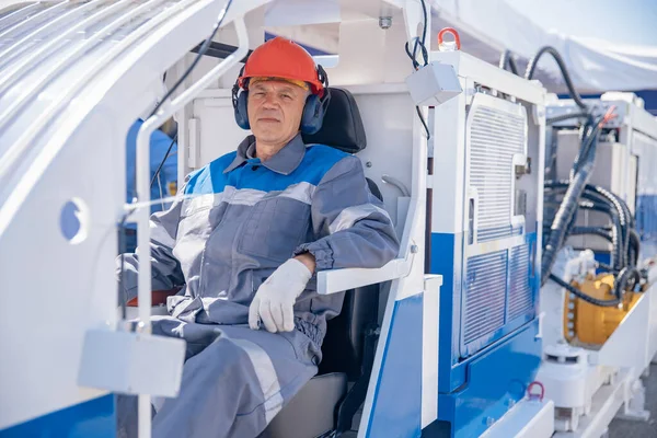 Inżynier górnictwa przygotowuje się do zejścia na ziemię w lokomotywie kolejowej do górnictwa — Zdjęcie stockowe