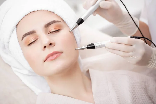 Terapia Procedimiento microactual spa vs acné. Hermosa mujer recibiendo facial para levantar la cara —  Fotos de Stock