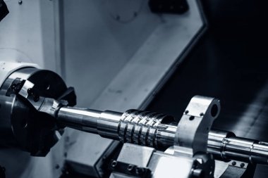 Metal makine aletleri endüstrisi. CNC fabrika çeliği boş parça işlemini döndürüyor