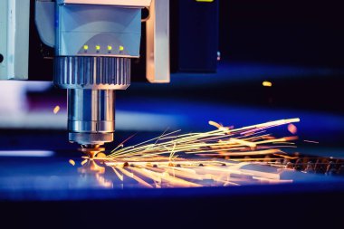Metal CNC lazer oymacılığının makro fotoğraf kesimi. Arkaplan kavramı modern endüstriyel teknoloji