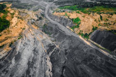 Toprak kesimi kömür ve kil mineralleri, hava manzaralı.