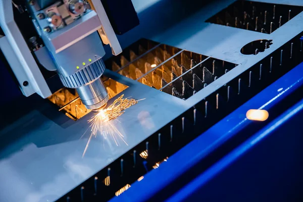 Corte láser CNC de metal con chispa de luz Color azul, tecnología industrial moderna — Foto de Stock