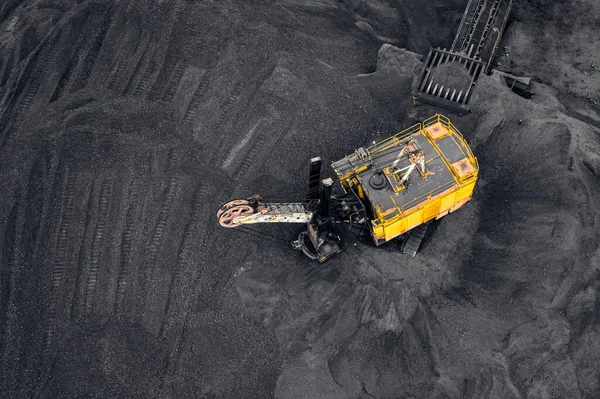 Big yellow Excavator loads coal anthracite for in open mine, aerial top view — Stock Photo, Image