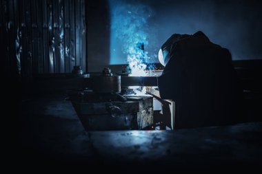 Çelik yapı üretim fabrikasında çalışan kaynakçı.