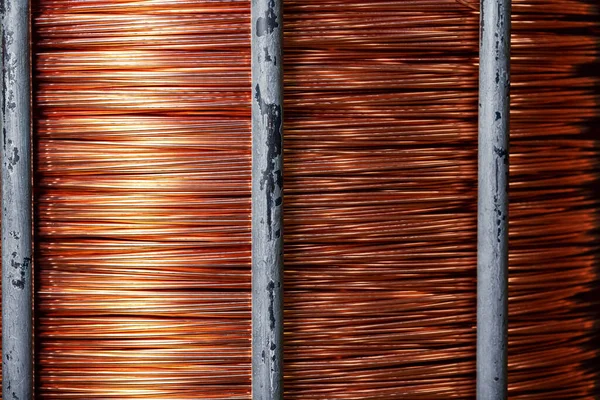 Bobina enrollada de cable de cobre de textura macro en fábrica de la industria —  Fotos de Stock