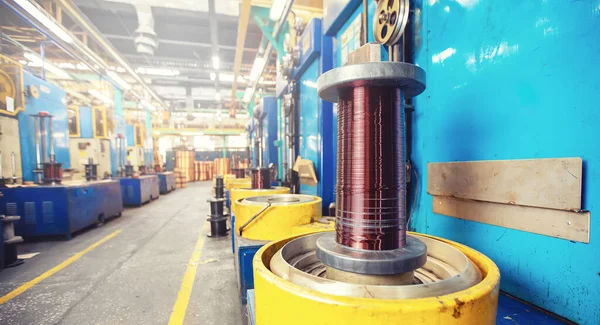 Produção de cabos de fio de cobre em bobinas, planta industrial de aço metálico — Fotografia de Stock