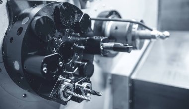 CNC sondaj fabrikası çelik bölme işlemiyle dönüyor. Banner metal makine endüstrisi arka planı