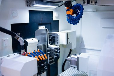 Otomatik CNC robot matkap fabrikasıyla dönüyor. Kavramsal metal makine endüstrisi arka planı