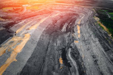 Açık maden ocağı, kömür endüstrisi güneş ışığı, hava aracı üst görünümü.