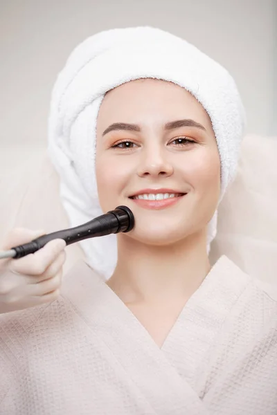 Closeup microcurrent procedure voor het opheffen van huid gezichtsbehandeling jonge vrouw uit spa kliniek — Stockfoto