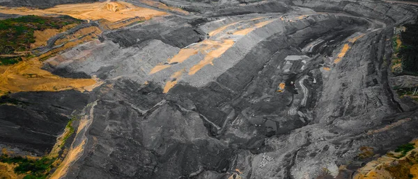 Panorama mine à ciel ouvert, industrie extractive pour le charbon, vue aérienne de dessus de drone — Photo