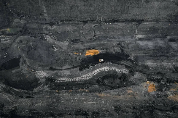 Aerial drone top view Nyílt akna, kitermelő ipar szénbányászati teherautó — Stock Fotó