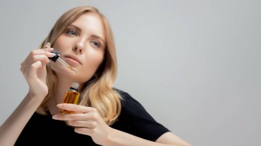 Yüz bakımı için yağ kozmetiği içeren konsept cilt bakımı evde, gri arka plan