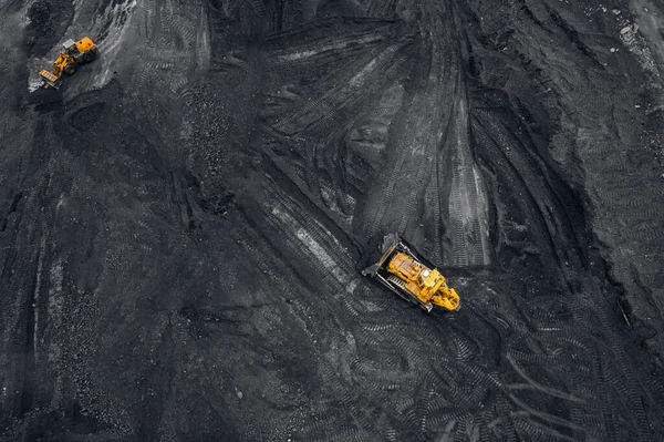 Deux pelles jaunes Chargement de charbon dans une mine ouverte, vue aérienne du dessus — Photo