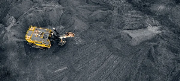 Big yellow Excavator loads coal anthracite for in open mine, banner aerial top view — Stock Photo, Image