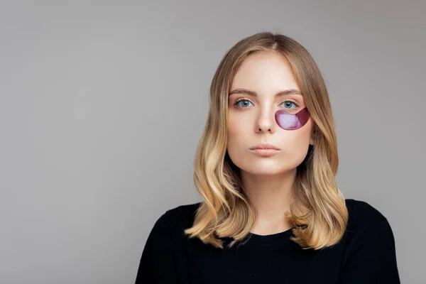Portrait glückliche junge Freiberuflerin mit Pflaster für die Hautpflege Augenringe unter den Augen. Konzept Creme feuchtigkeitsspendende Behandlung Gesicht — Stockfoto