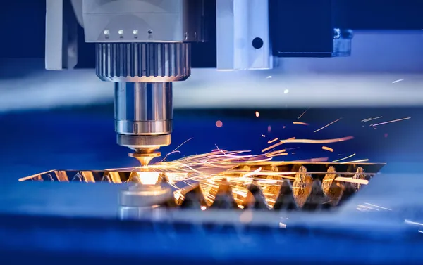 CNC Lazer oymalı, hafif kıvılcımlı ağır metal. Arkaplan kavramı modern endüstriyel teknoloji — Stok fotoğraf