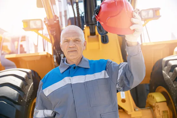 Driver escavatore in stand cappello rigido a attrezzature per l'edilizia, concetto di uomo industriale ritratto — Foto Stock