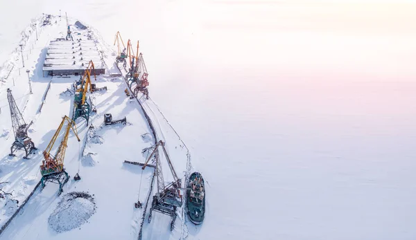 Eisgebundener gefrorener Hafen für den Umschlag von Kohle aus polaren Minen Containerfrachtschiff beladen Nordarktis doc, Luftaufnahme oben — Stockfoto