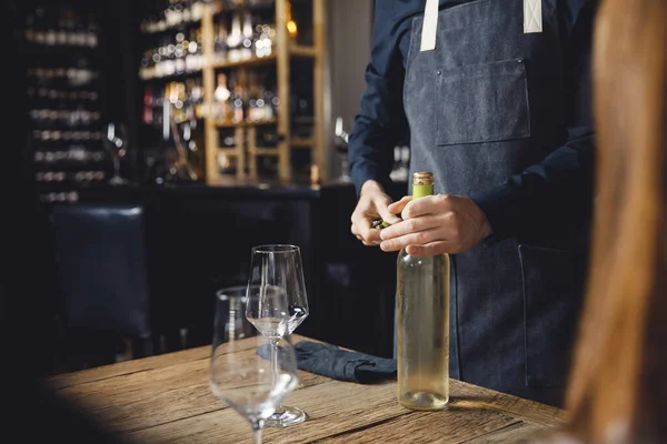 Sommelier的袖手用瓶塞螺丝打开一瓶白葡萄酒的瓶塞 — 图库照片