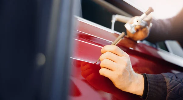 Master auto monteur verwijderen van deuken defecten zonder te schilderen op carrosserie op tankstation — Stockfoto