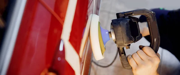 Master monteur verwijderen van deuken defecten auto reparateur slijpen auto carrosserie, bovenaanzicht — Stockfoto