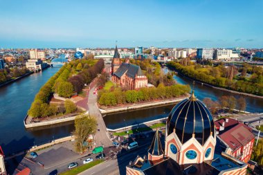 Hava manzaralı Yahudi sinagogu ve Kant Adası Katedrali Kaliningrad Rusya