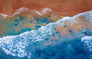 Hava manzaralı yaz güneşli seyahat görüntüsü. Turkuaz su, kumsal arka planında dalgalanma var.