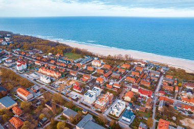 Baltık Denizi şehri Yantarnoye Kalininingrad Rusya Yazın güneşli bir gün