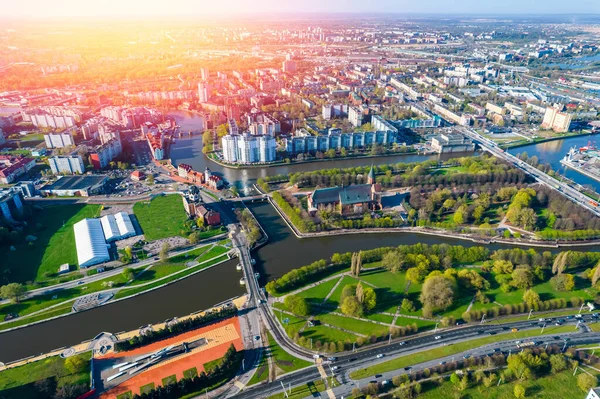Luchtfoto stadsgezicht Kaliningrad Rusland met vissersdorp en Konigsberg Kathedraal Kant — Stockfoto