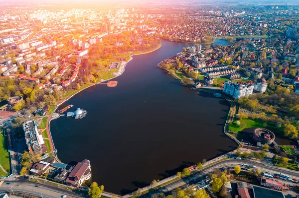 空中トップビューの街並みカリニングラードロシアの上流ラウンド湖 — ストック写真