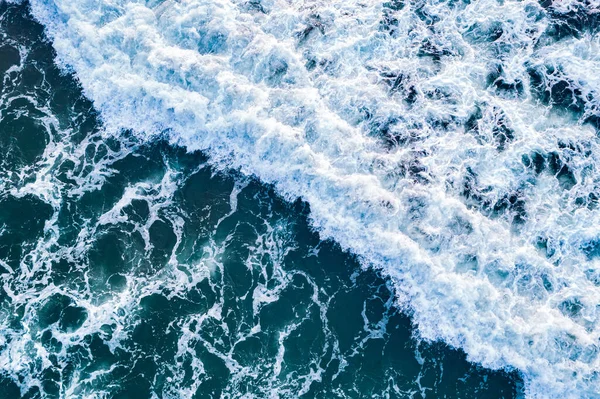 Mar abierto desde vista aérea. Agua azul indonesia espumosa superficie del océano con olas grandes — Foto de Stock