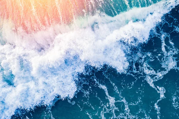 Mar Mediterráneo abierto desde vista aérea. Agua turquesa espumosa indonesia superficie del océano con olas grandes — Foto de Stock