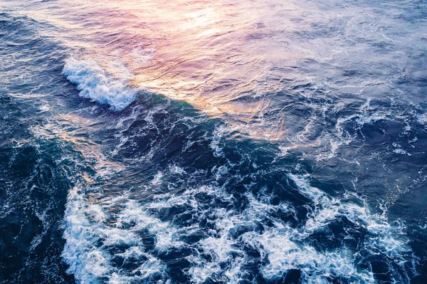 Olas en el océano salpicando azul limpio mar agua puesta del sol, vista aérea — Foto de Stock