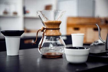 Alternatif kahve yapma metodu, huni damla bardaklarını kağıt filtre kimyasalı ile su ısıtıcısının üzerine dökme.