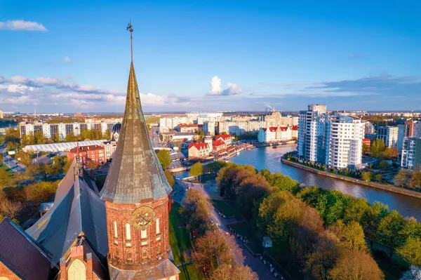 Close-up kathedraal op het eiland Kant Kaliningrad Rusland en Fishing Village, bovenaanzicht vanuit de lucht — Stockfoto
