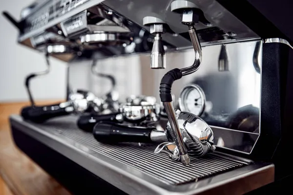 Conceito de reparação e manutenção de serviço automático de máquina de café, limpeza de peças — Fotografia de Stock