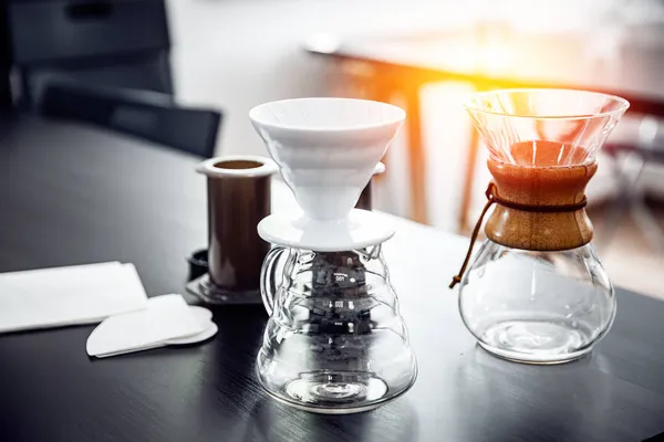 Método alternativo de fazer café, copos de gotejamento de funil com filtro de papel e aerossol — Fotografia de Stock