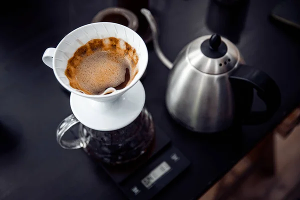 Método alternativo de fazer café, copos funil gotejamento com papel filtro chemex derramar sobre chaleira — Fotografia de Stock